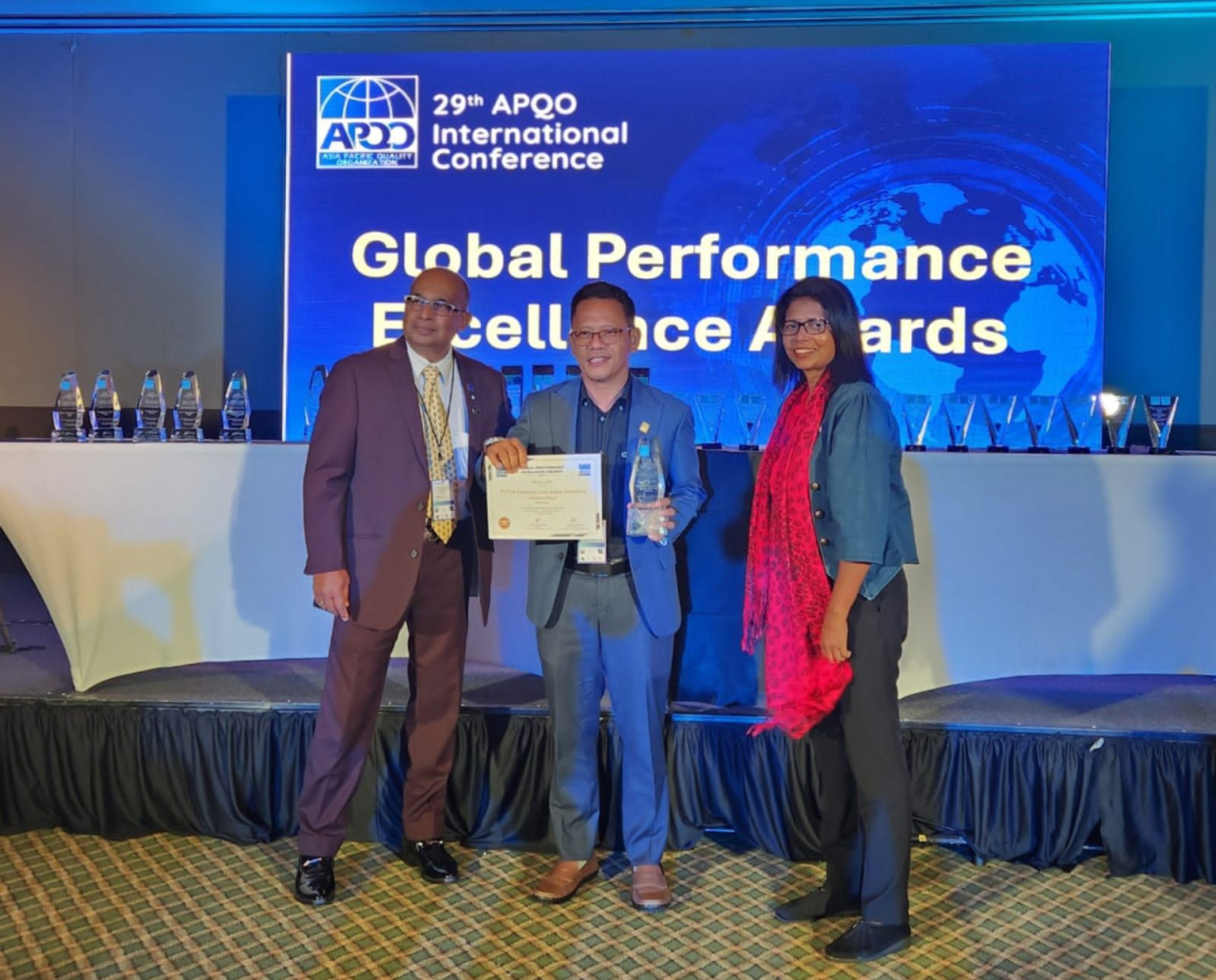 GM PLN UID Jakarta Raya, Lasiran (tengah) menerima penghargaan World Class Company dari President of APQO and Chair of APQO Award Governing Council Abraham Fenn (kiri) di ajang Global Performance Exellence Awards, (3/10/2024) di BelAir Unique, Mexico. Fot
