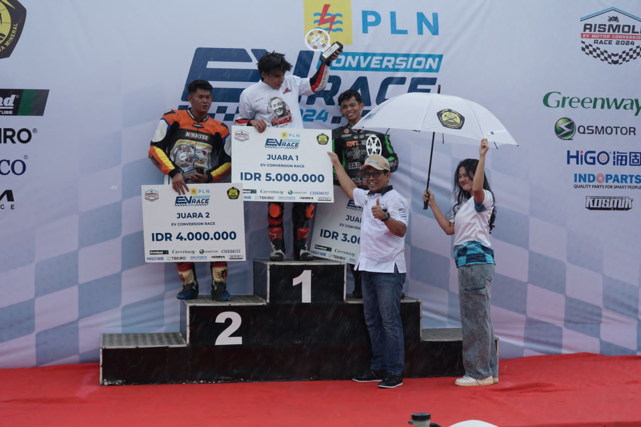 Direktur Manajemen Pembangkitan PLN, Adi Lumakso (kedua dari kanan), Juara 1 EV Conversion Race 2, Reykat Yusuf Fadilah (kedua dari kiri), Juara 2 EV Conversion Race 2 Muhammad Al Farizi (kiri), dan Juara 3 EV Conversion Race 2 Ahmad Saugi (ketiga dari ka