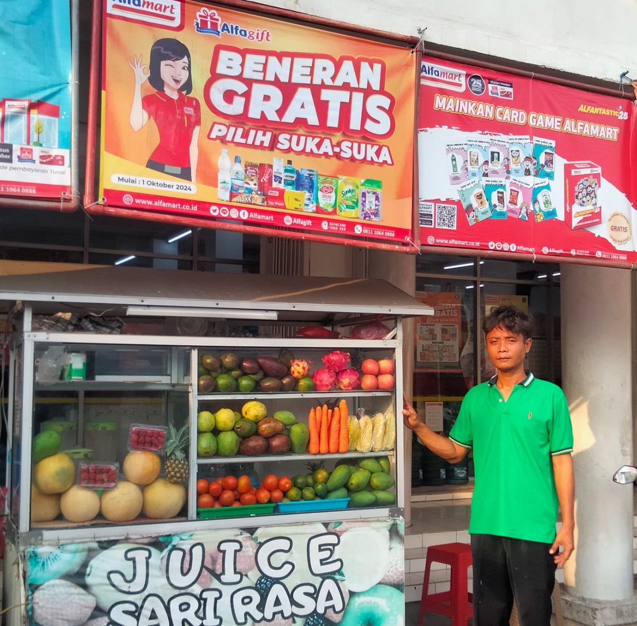 Usaha jualan jus buah milik Muhamad Hasan (40). SP/ HDK