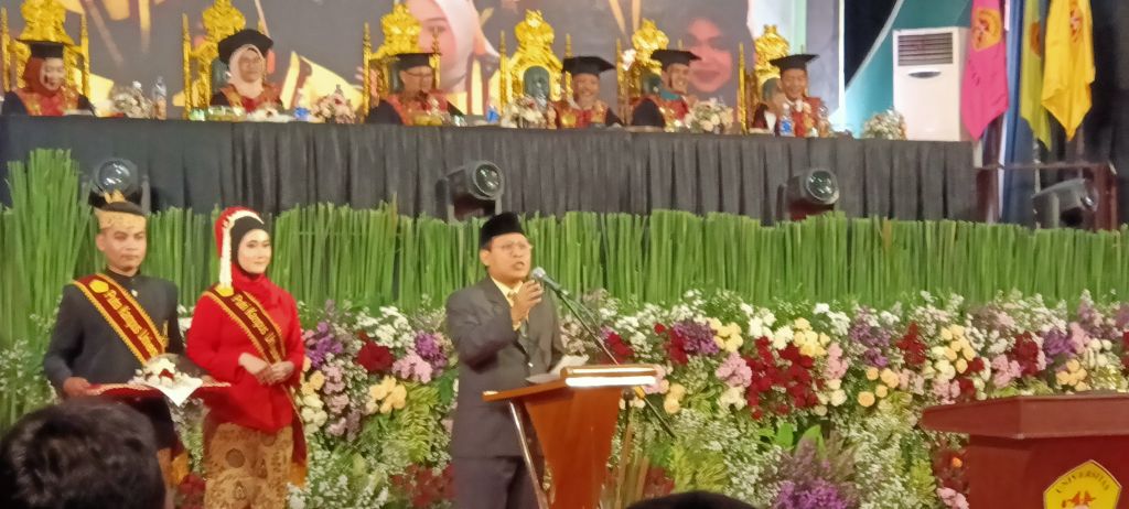 Pjs Bupati Mojokerto Akhmad Jazuli saat menghadiri wisuda di kampus UBS PPNI Mojokerto