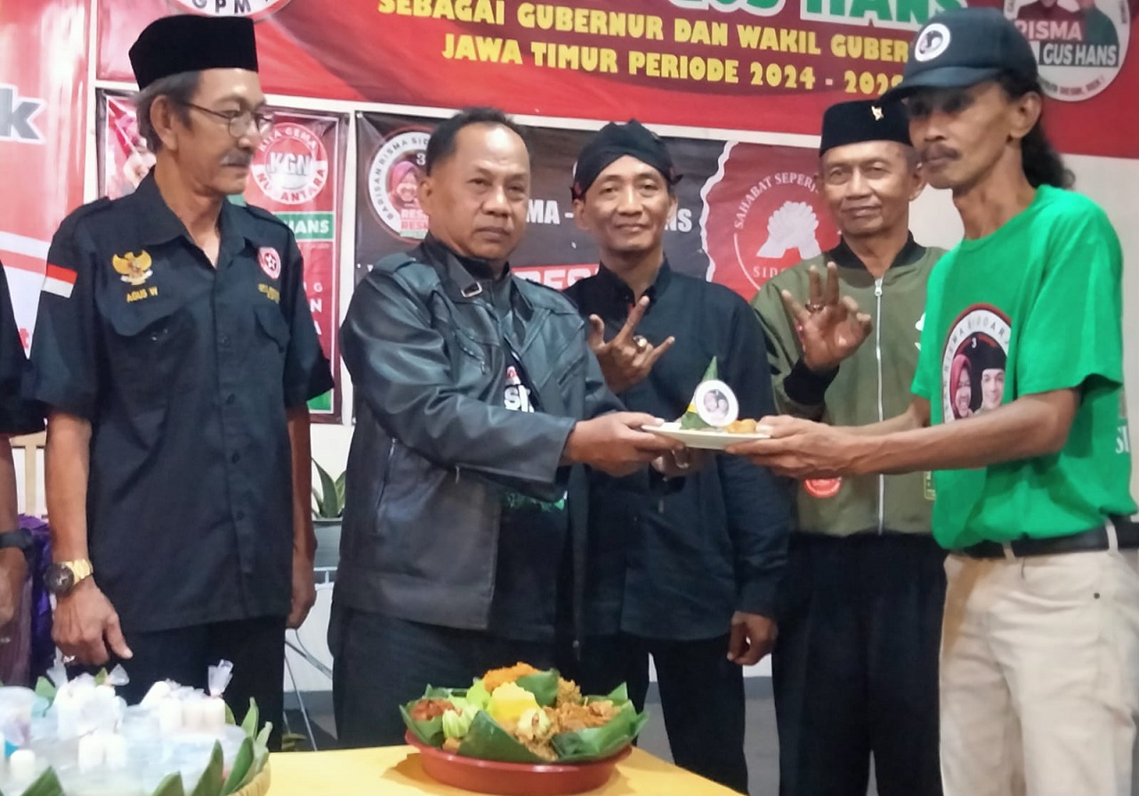 Pemotongan tumpeng sebagai simbolis di bukanya posko Relawan Barisan Risma  Sidoarjo Bersatu. SP/ HDK