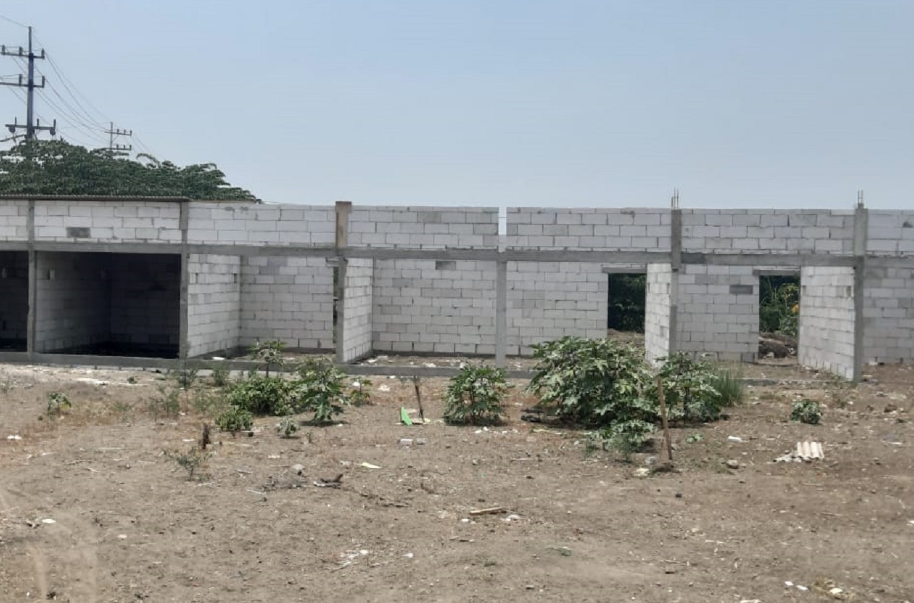 Pembangunan pujasera atau kios pertokoan depan Waduk Long Storage Kalimati di Dusun Tarik Kidul, Desa Tarik. SP/JUM