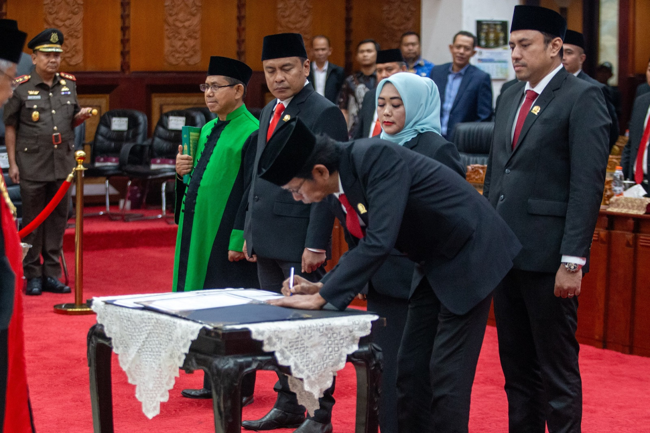 Pelantikan dan pengambilan sumpah keempat pimpinan baru periode 2024-2029, Kamis (1710) di Gedung Paripurna DPRD Kota Surabaya. 