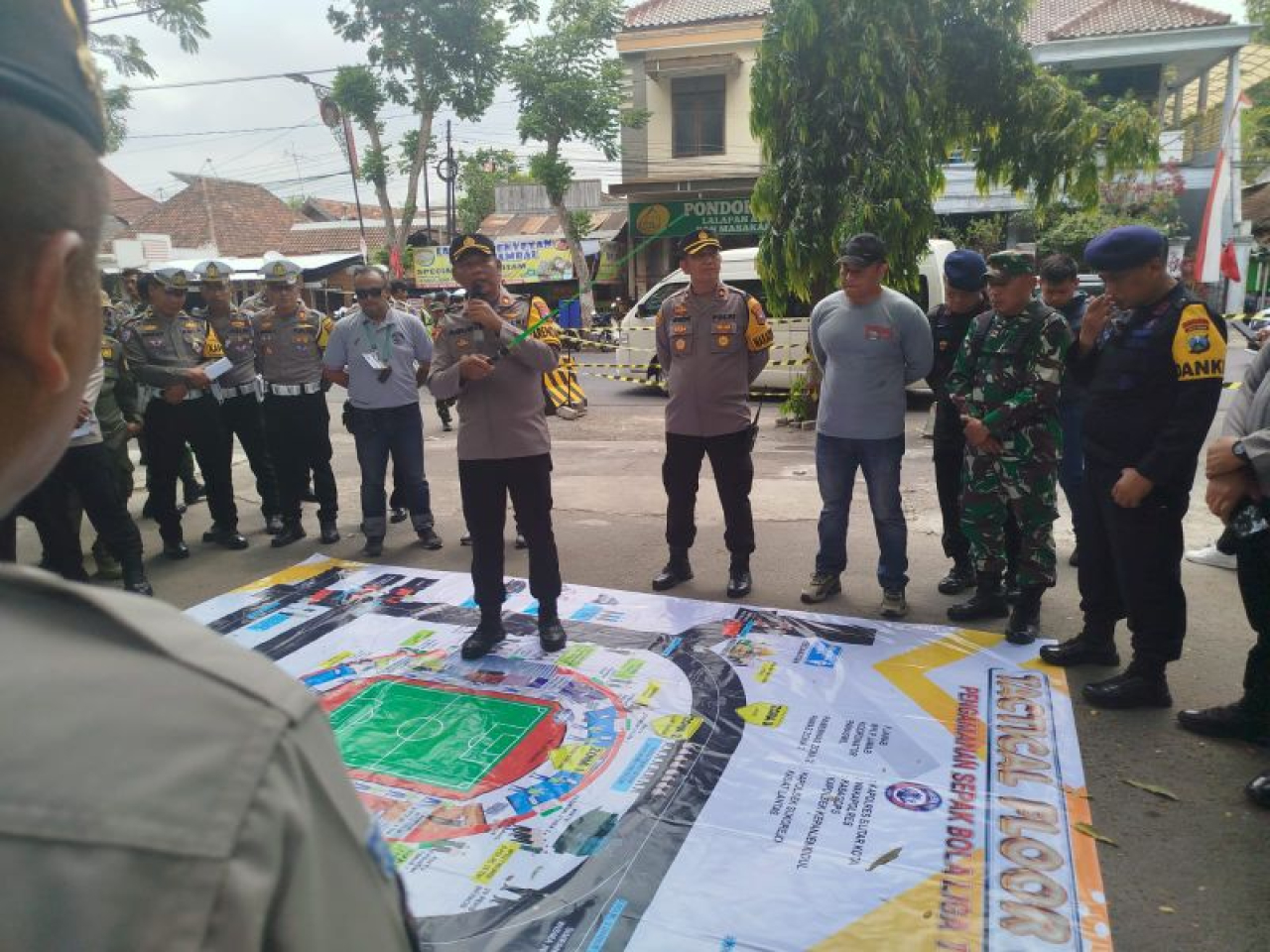 Kabag.Ops.Polres Blitar Kota Kompol.Agustri dalam giat Renava pengamanan dengan peta (PGF).