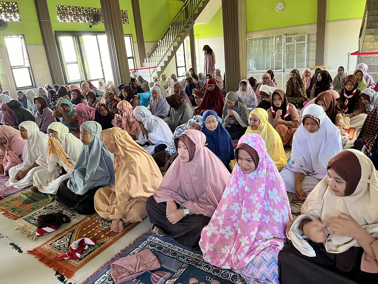 Khusuk dan khidmat saat pelaksana Sholat zhuhur seribu jamaah di Masjid Budi Utomo. SP/ HDK
