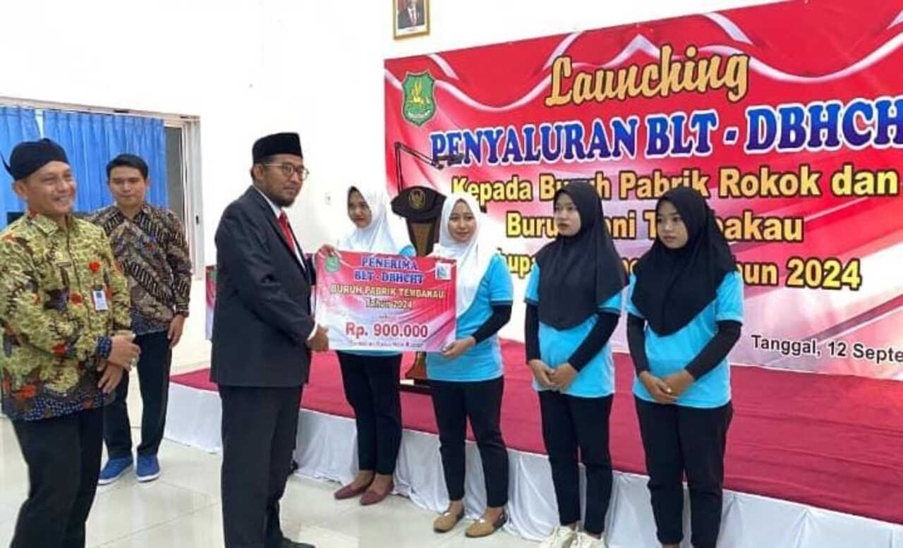 Bupati Sumenep bersama kepala dinas sosial menyerahkan bantuan dana DBHCHT pada masyarakat sumenep secara simbolis. SP/ GAN