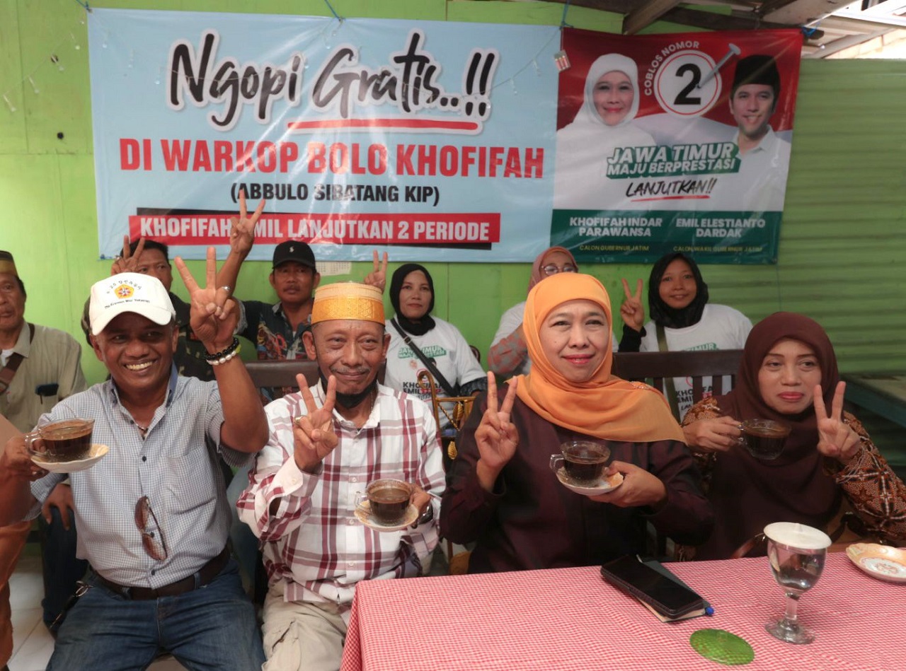 Khofifah turut hadir di tengah pada pedagang warung kopi di kawasan Perak Surabaya yang menginisiasi Posko Ngopi Gratis di Warkop Bolo Khofifah. SP/ RIKO
