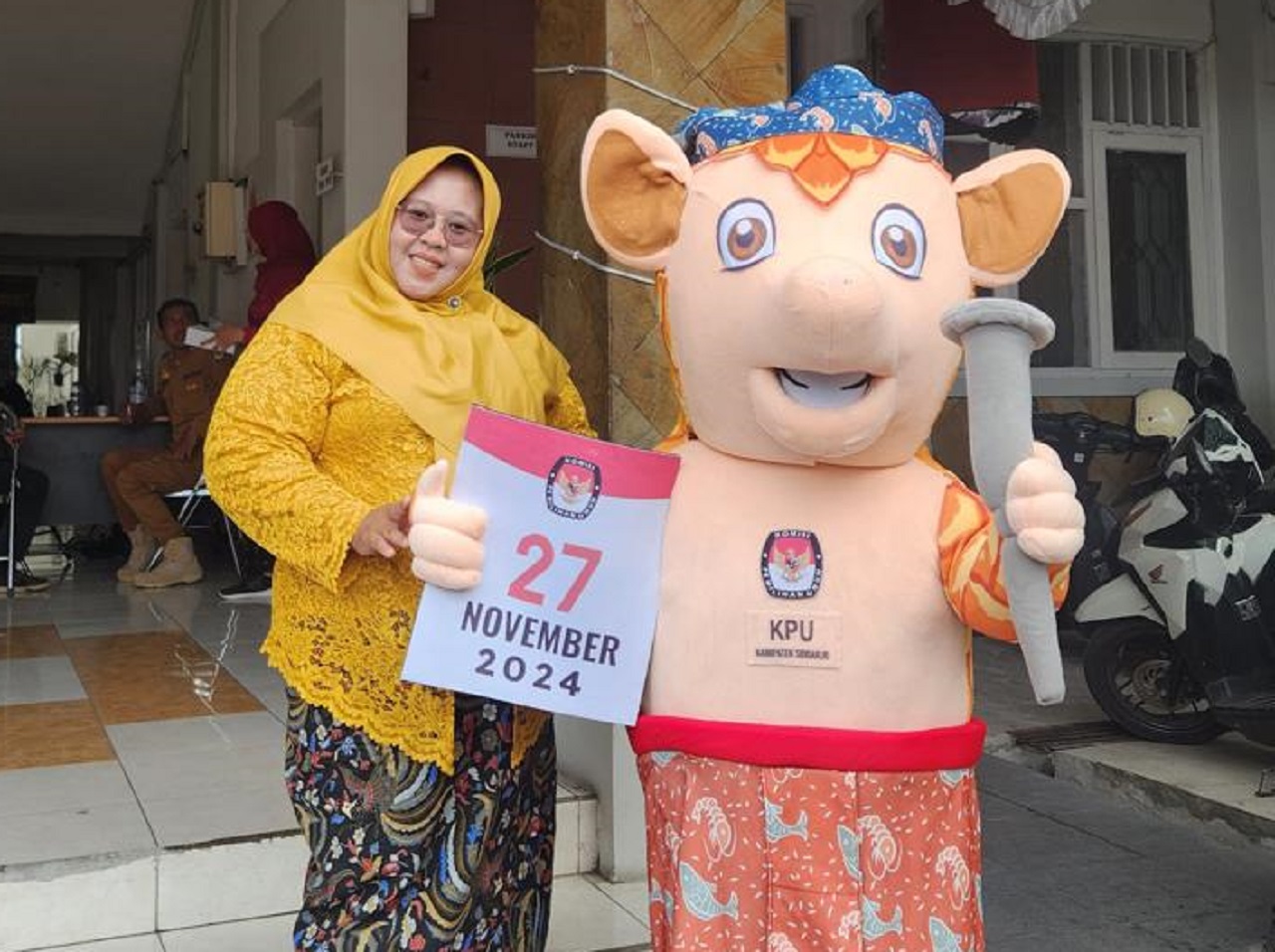 KPU Kabupaten Sidoarjo menggelar kirab  maskot Guk KASIJO bersama Si - JALIH berangkat dari kantor di Jl. Cemengkalang Sidoarjo menuju Surabaya untuk diserahkan ke KPU Jatim. SP/ HIKMAH