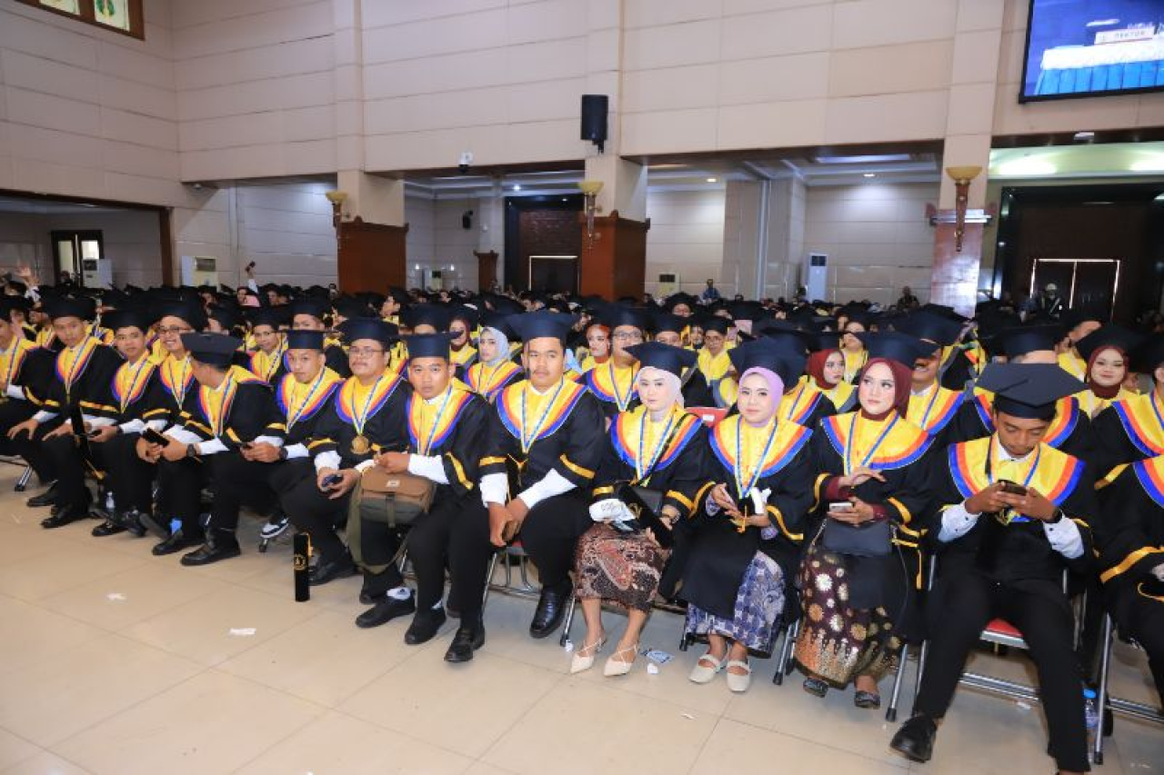 Sebanyak 576 wisudawan dari 8 Fakultas di Universitas Wijaya Kusuma Surabaya (UWKS) dengan penuh rasa bangga mengikuti prosesi wisuda.