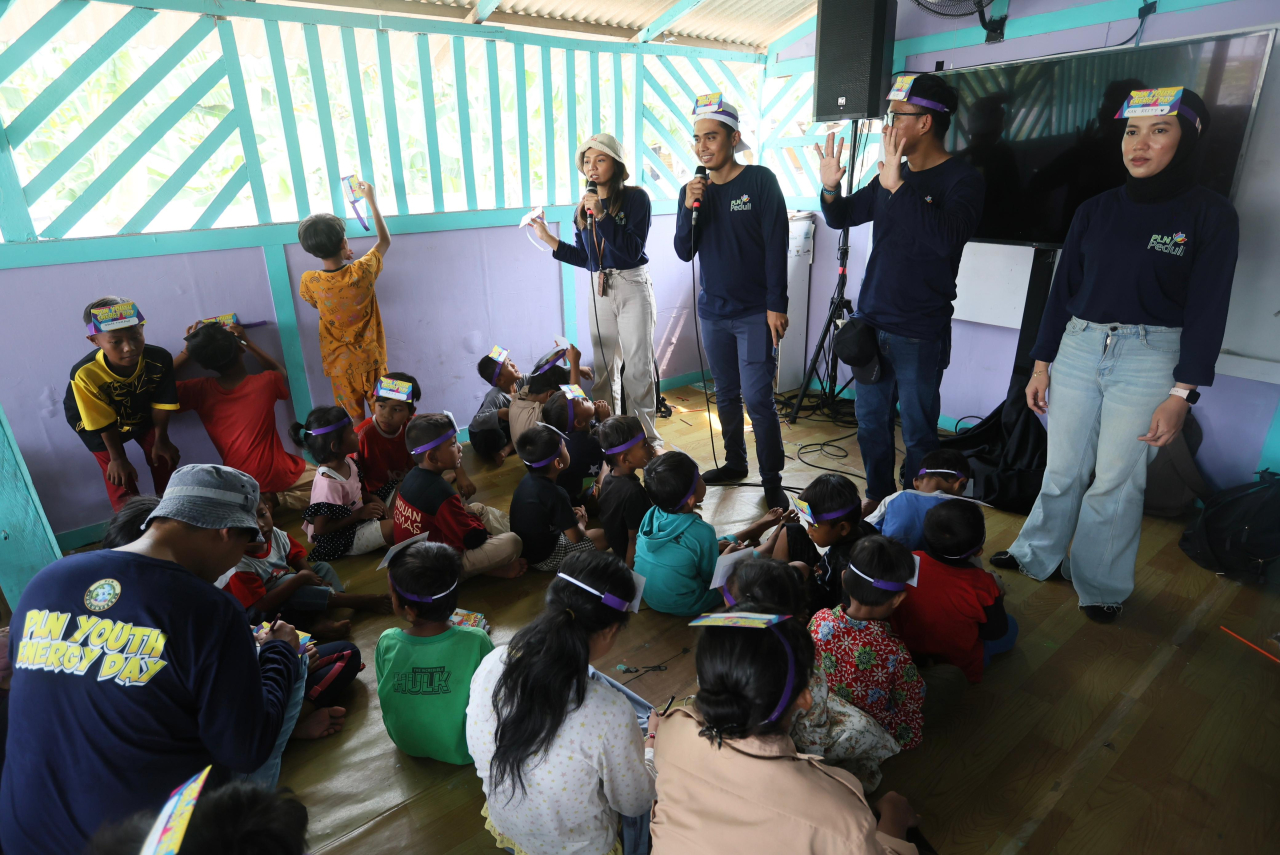 Pegawai PLN Group yang tergabung dalam PLN Volunteer Community bermain dan belajar seputar budaya hidup sehat serta kampanye anti bullying bersama dalam kegiatan PLN Youth Energy Day di Kampung Pemulung, Jurang Mangu Timur, Tangerang (16/10/2024). Foto/Hu