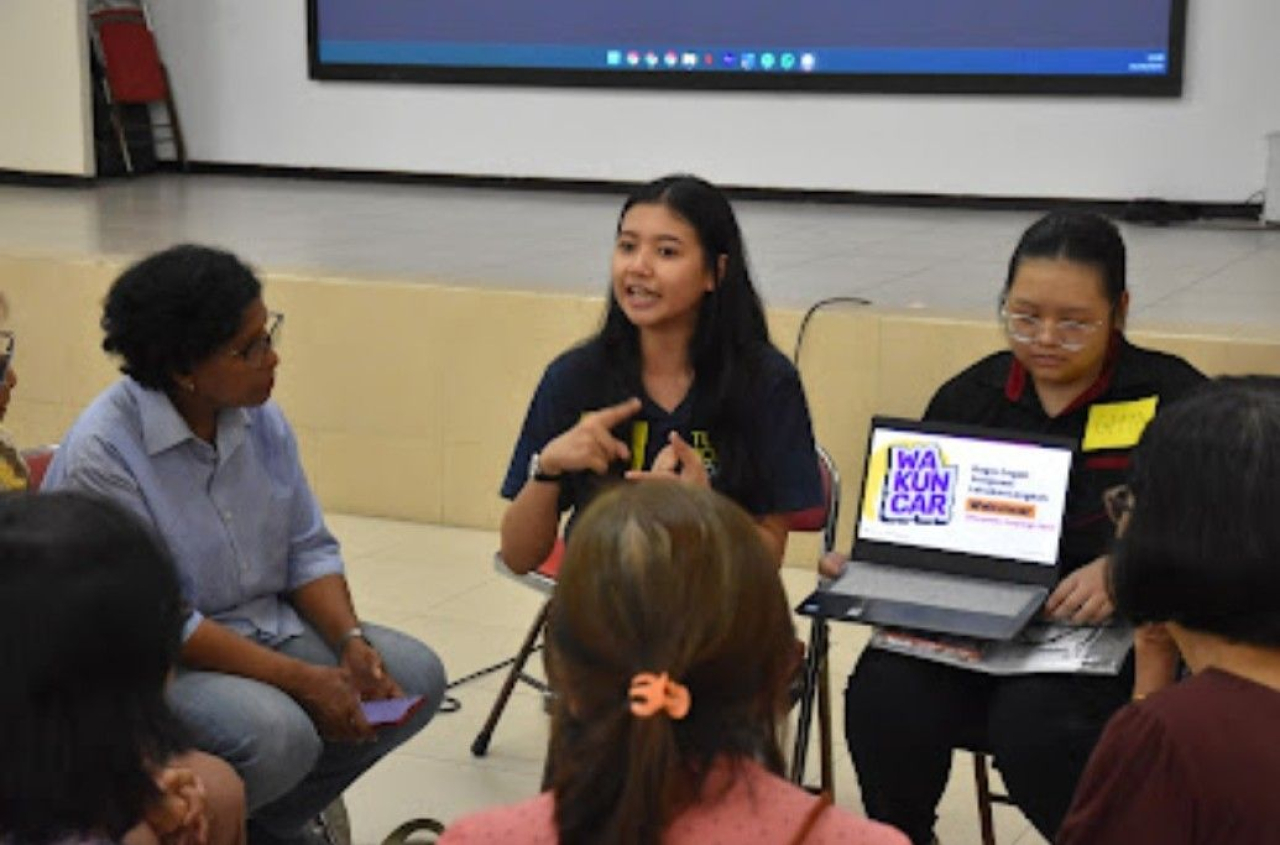 Kegiatan Tular Nalar 3.0: Akademi Digital Lansia (ADL) pada Sabtu, 26 Oktober 2024 di Gereja Katolik Paroki Salib Suci Tropodo. KOMINDO UKWMS.