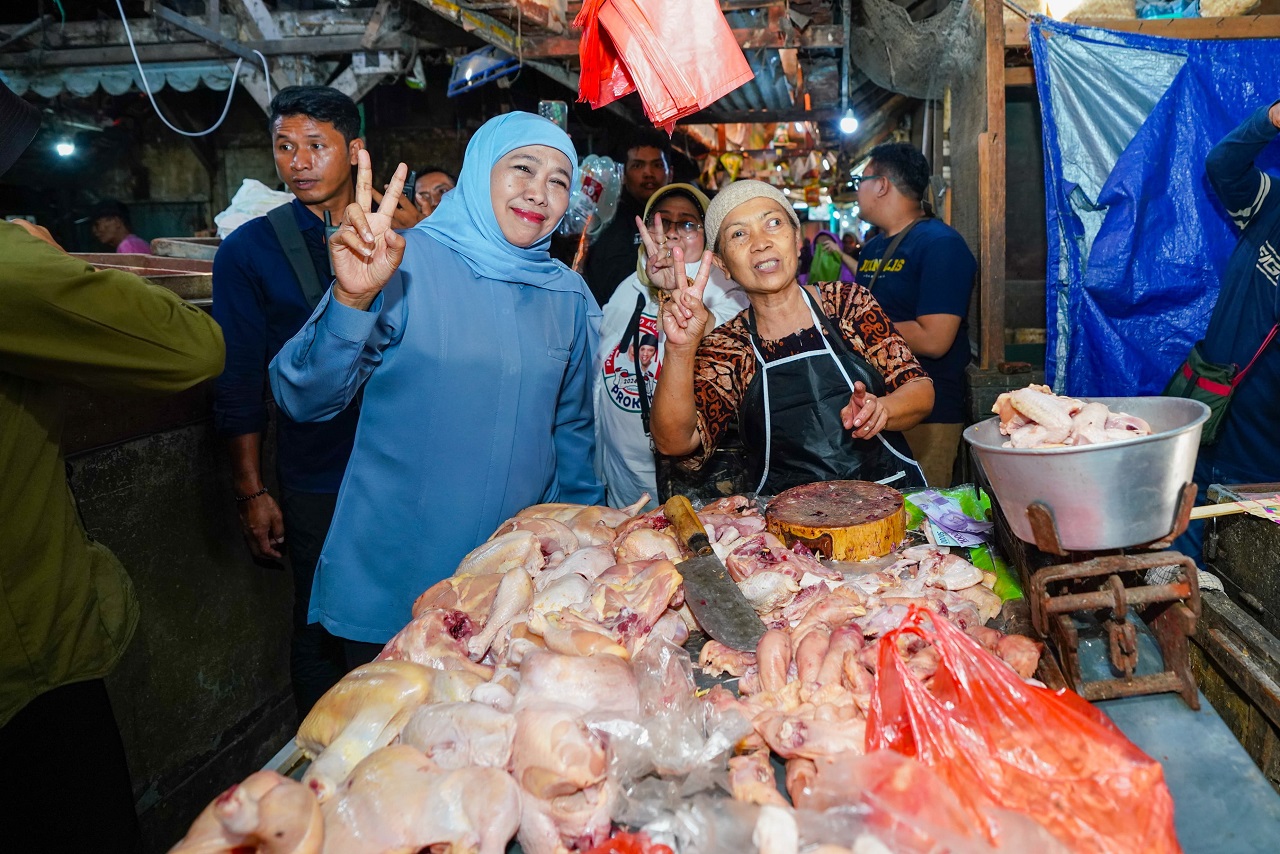 Layanan kesehatan yang dibuka Calon Gubernur Jawa Timur Khofifah Indar Parawansa di serbu masyarakat dan pedagang Pasar Pacar Keling, Rabu (30/10/2024).  SP/ RIKO