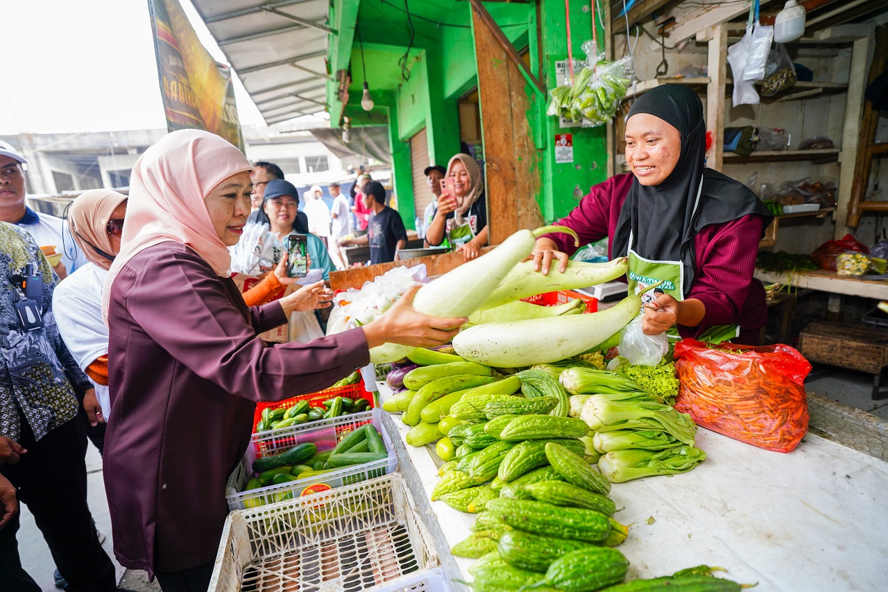 Calon Gubernur Jawa Timur Khofifah Indar Parawansa masih gesit blusukan di Pasar Wadung Asri Sidoarjo. SP/ RIKO