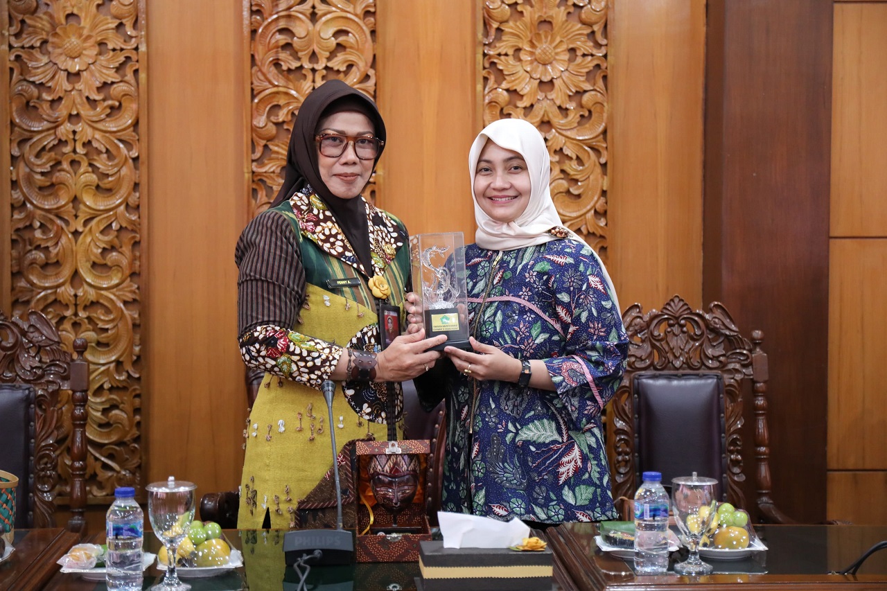 Sekretaris Daerah (Sekda) Kabupaten Sidoarjo, Fenny Apridawati, menyambut kunjungan kerja rombongan Kota Surakarta di Opsroom Setda Kabupaten Sidoarjo pada Kamis (31/10/2024). SP/ HIKMAH