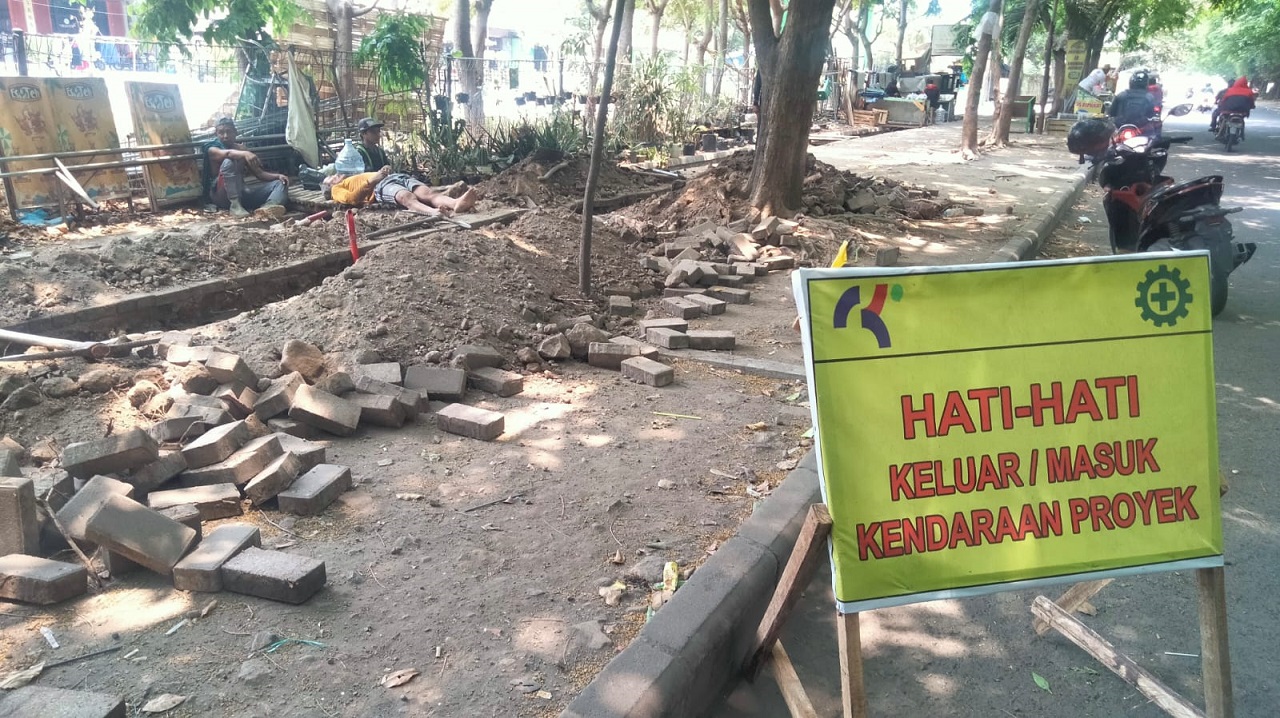 Pembangunan pipa jaringan Air Umbulan di Gading Fajar. SP/ HDK