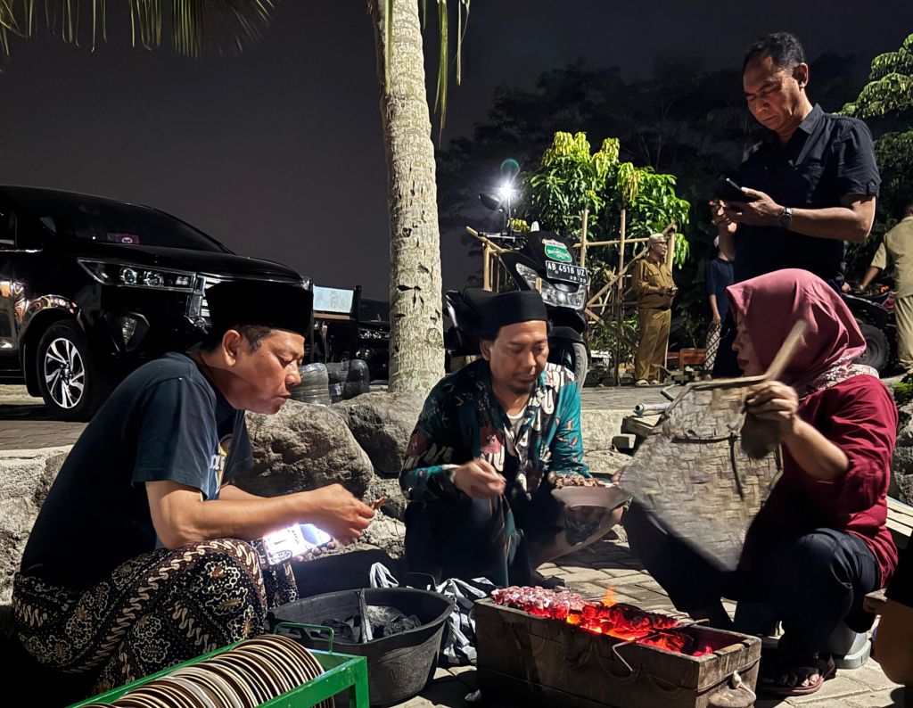 Calon bupati Lamongan Abdul Ghofur saat nyate bersama di kediaman Gus Muwafiq pengasuh PP. Minggir Sleman Yogyakarta.  FOTO:SP/MUHAJIRIN