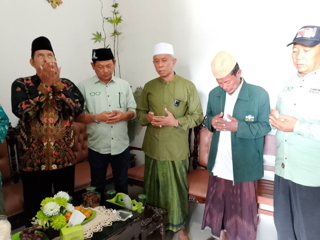 Rois Syuriah MWC NU Kec. Turi KH. Ali Musta'in mendoakan Abdul Ghofur menjad bupati Lamongan. FOTO:SP/MUHAJIRIN