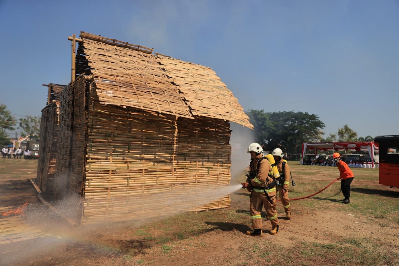 Kegiatan simulasi penanganan kebakaran yang digelar Satpol PP dan Damkar Kota Madiun bersama BPBD, PMI, Linmas, dan relawan di Lapangan Kampir Kelurahan Kanigoro, Kota Madiun. SP/ MDN