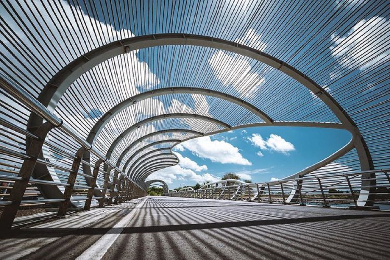 Jembatan Pantai Marina Boom yang berada di Banyuwangi, Jawa Timur tawarkan keindahan alam pesisir bernuansa modern. SP/ BYW