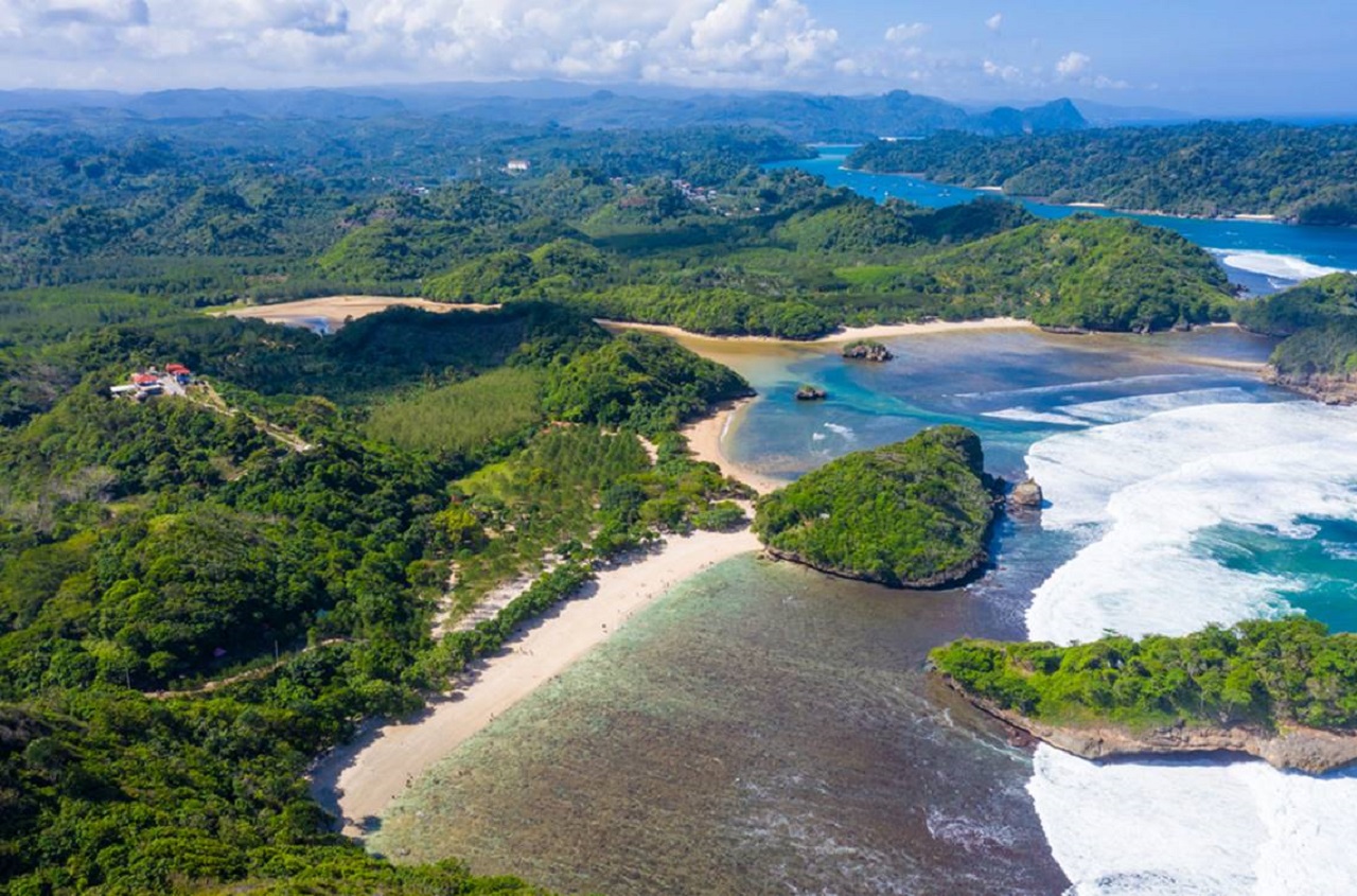 Pantai teluk asmara terletak di Desa Tambakrejo, Sumbermanjing Wetan, Kabupaten Malang. SP/ MLG