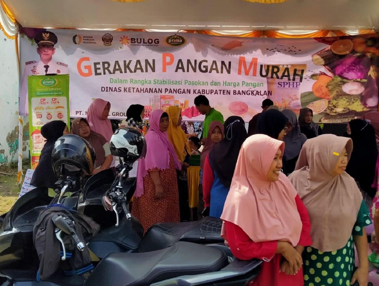 Warga menggeruduk gelaran pangan murah di Bangkalan, Jawa Timur. SP/ BGK