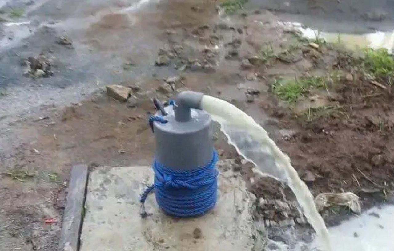 Sumur bor yang telah dibangun Pemkab Jember dapat membantu ketersediaan air warga. SP/ JBR