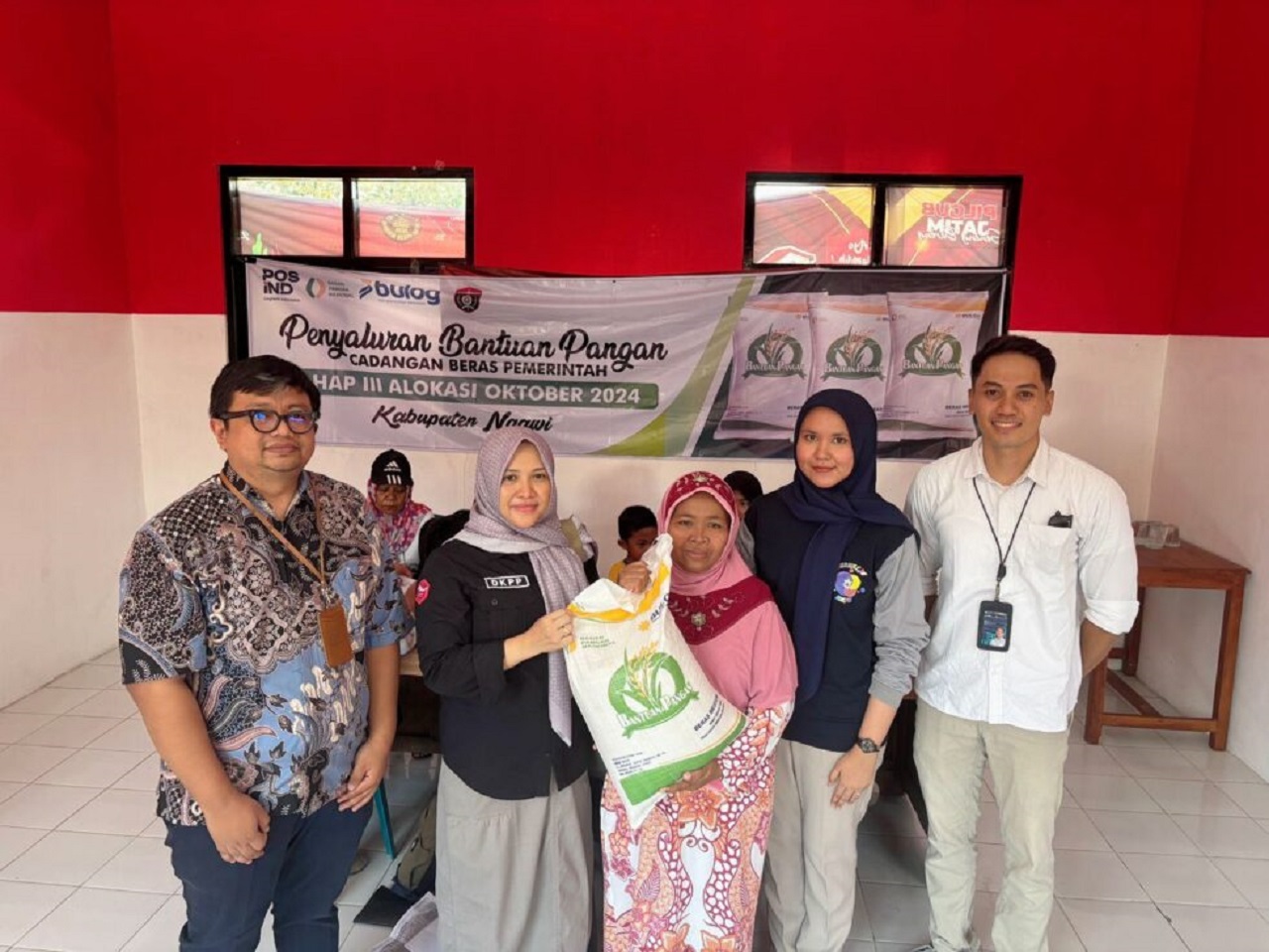 Warga sasaran menerima bantuan pangan beras program Cadangan Pangan Pemerintah (CPP) dari Badan Pangan Nasional (Bapanas) di Kabupaten Ngawi. SP/ NGW