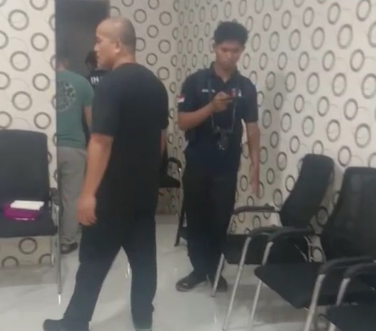 Tim Jatanras Polda Jatim saat menggeledah ruko Tierra SOHO Blok B-09, sebagai lokasi judi Casino yang diungkap Surabaya Pagi. Sayangnya, saat menggeledah, kondisi ruko Blok B-09 sudah sepi dan kosong. Hanya beberapa barang dan jejak tertinggal di dalam ru
