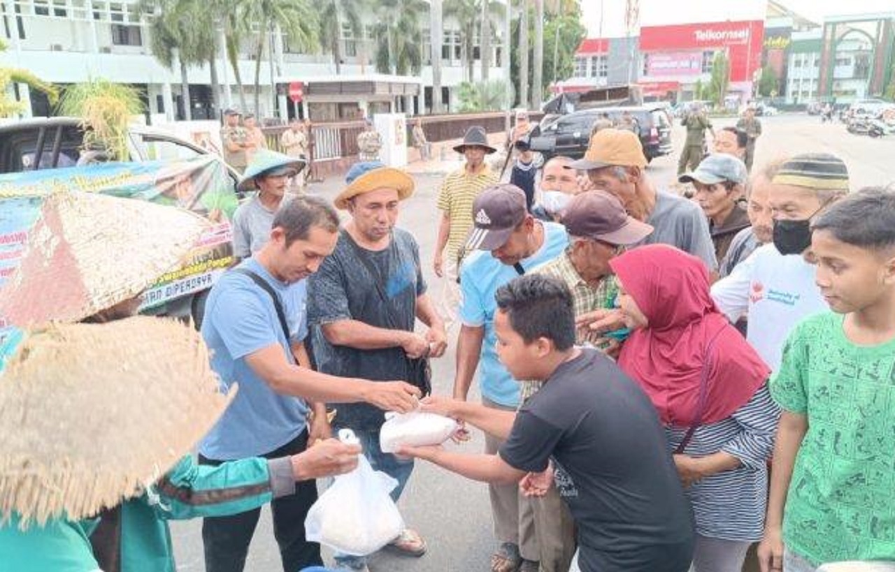 Ilustrasi. Aksi para petani di Jember, Jawa Timur bagikan beras gratis ke masyarakat sekitar. SP/ JBR