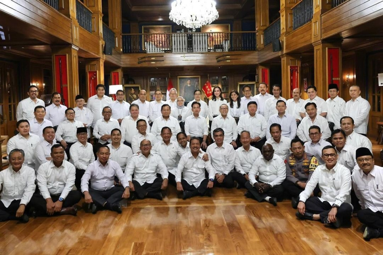 Foto bersama Prabowo Subianto sebagai presiden terpilih dan Gibran Rakabuming Raka sebagai wakil presiden terpilih bersama 54 peserta pembekalan calon menteri di kediaman Prabowo Subianto, Hambalang, Bogor.