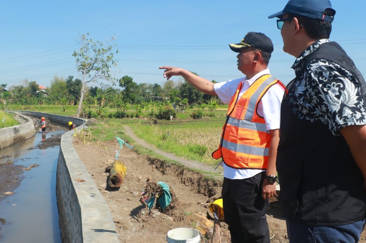 Pj Bupati Probolinggo Ugas Irwanto meninjau sejumlah proyek pembangunan infrastruktur di Probolinggo, Jawa Timur. SP/ PRB