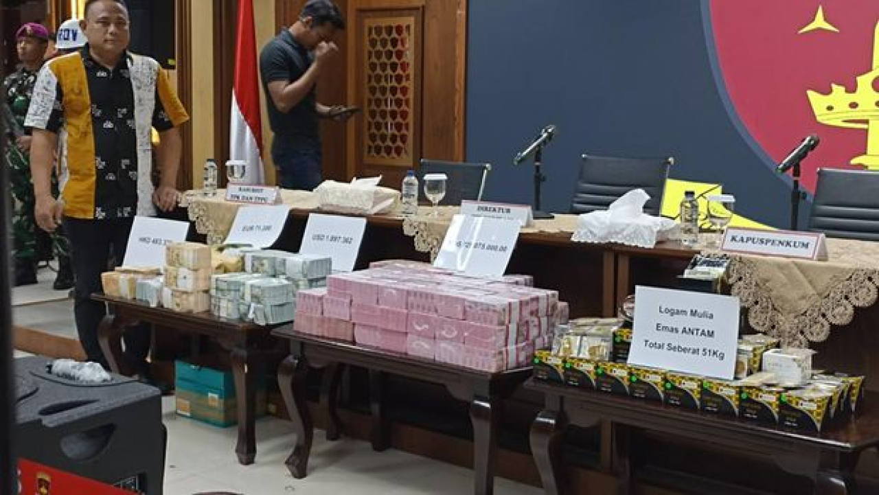 Penampakan uang sitaan dan emas Antam yang disita dari suap vonis bebas Ronald Tannur, dari 3 hakim, pengacara Lisa Rahmad dan eks Pejabat MA, mencapai nyaris Rp 1 Triliun. (Foto: erick)