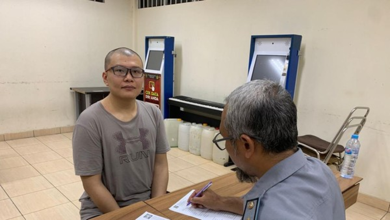 Wajah Ronald Tannur, tampil plontos usai dijebloskan di Rutan Medaeng, saat melakukan pendataan di bagian registrasi Rutan Medaeng, Senin (28/10/2024).