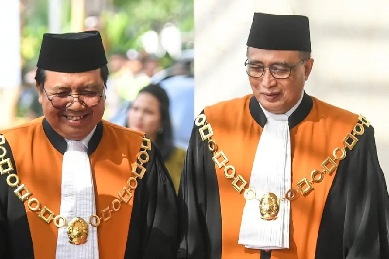 Prof Dr. Sunarto (kanan), resmi terpilih menjadi Ketua Mahkamah Agung RI menggantikan Prof M. Syariffudin (kiri) yang akan memasuki masa pensiun.
