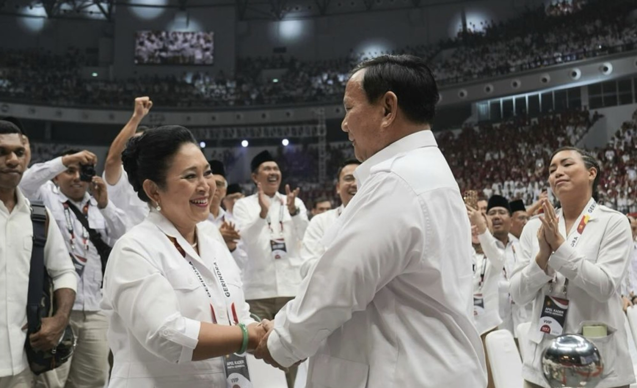 Momen Titiek Soeharto berjabat tangan dengan Prabowo Subianto, presiden terpilih di acara Apel Kader Partai Gerindra pada 31 Agustus 2024 lalu.