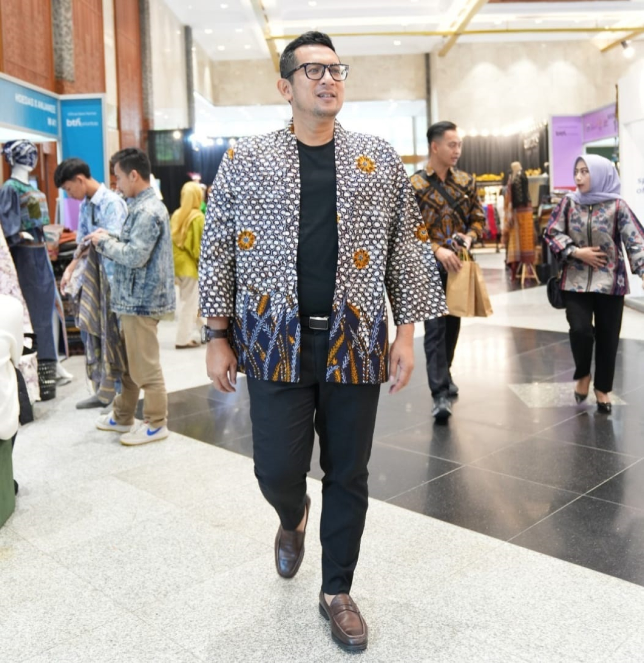 Pj Wali Kota Mojokerto Moh Ali Kuncoro wajibkan seluruh ASN Pemkot pakai baju batik di Hari Batik Nasional.