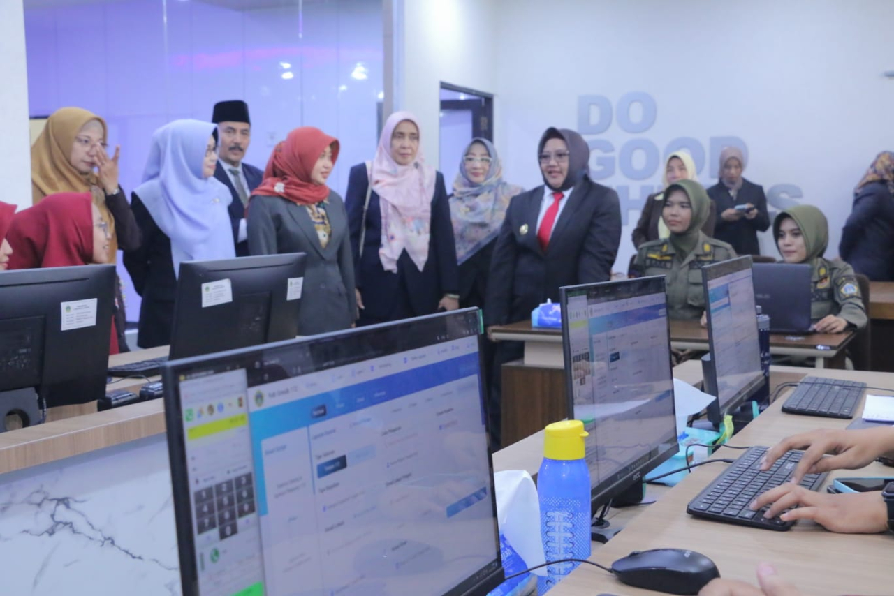 Plt Bupati Gresik Aminatun Habibah dengan didampingi beberapa kepala OPD di lingkungan Pemkab Gresik meninjau ruangan Command Center yang berada di Kantor Bupati Gresik. SP/M Aidid
