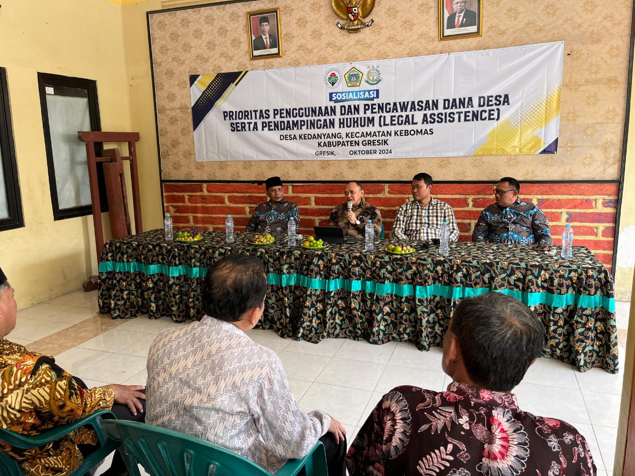 Kajari Gresik Nana Riana didampingi Camat Kebomas dan Kades Kedanyang saat memberi materi pada acara sosialisasi bertempat di Balai Desa Kedanyang, Jumat (4/10). SP/M Aidid
