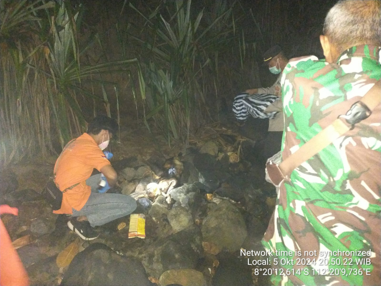 Petugas saat mendatangi lokasi penemuan jasad korban. SP/Lestariono