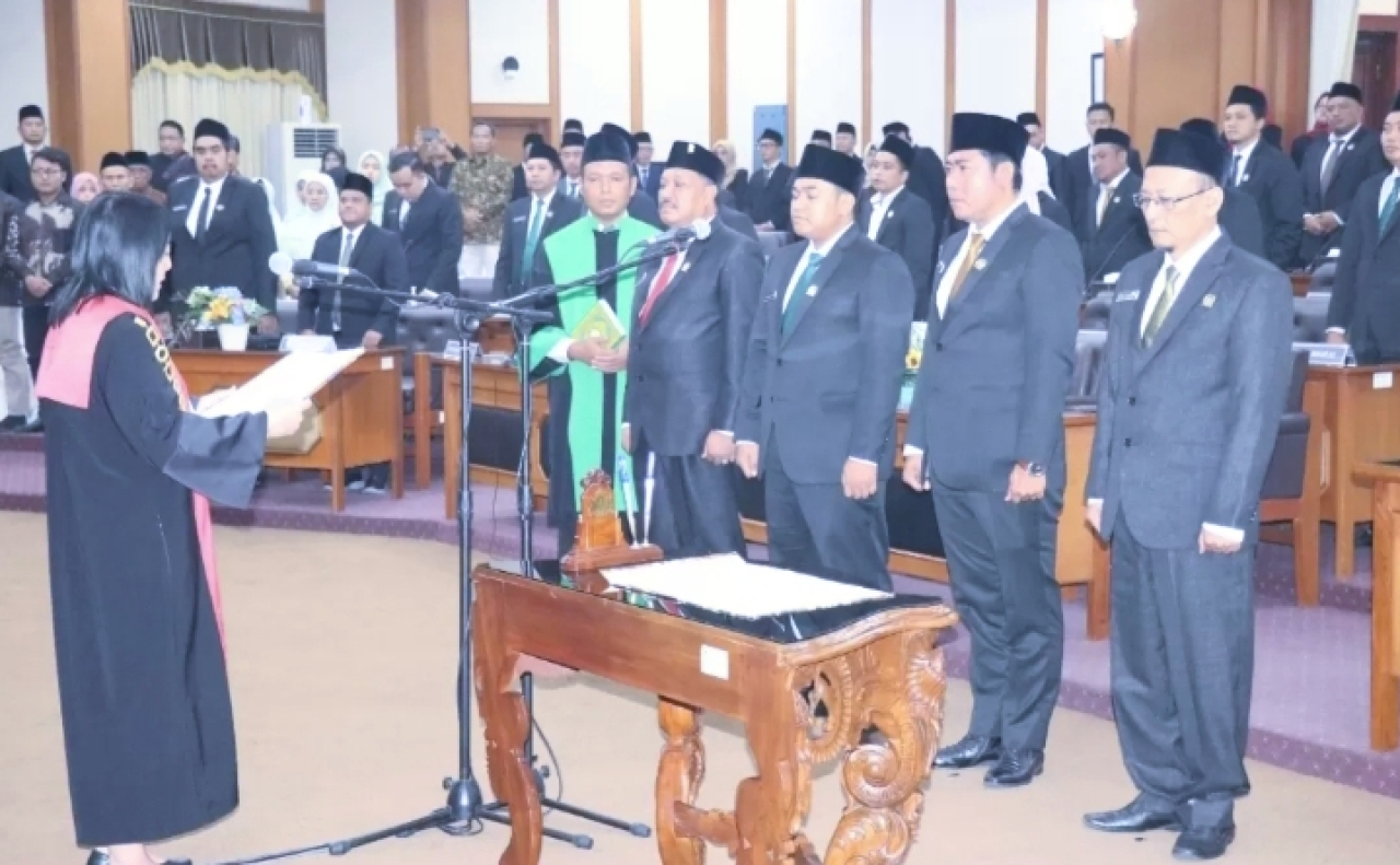Ketua PN Gresik I Gusti Ayu Susilawati SH, MH saat melantik empat pimpinan definitif di ruang rapat paripurna DPRD Gresik. SP/M Aidid