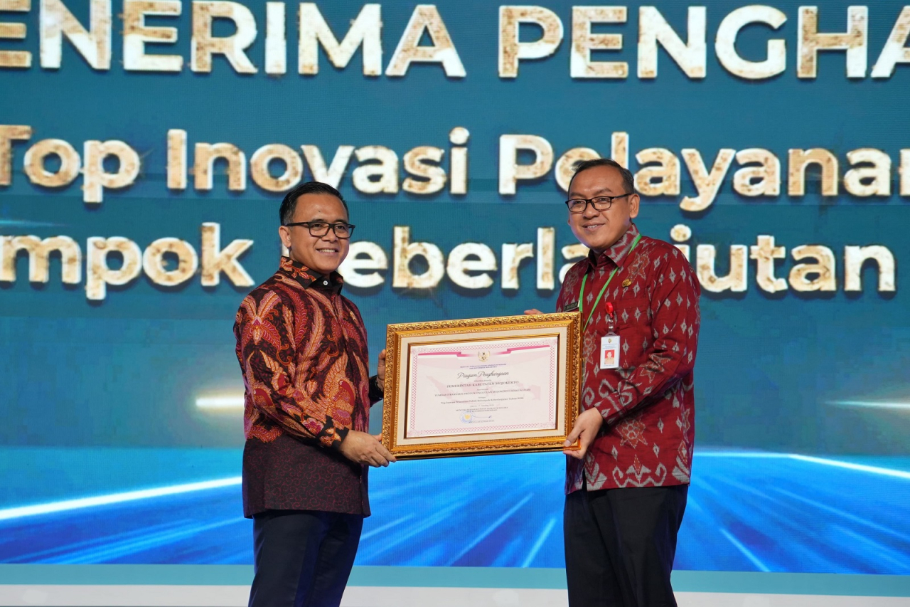 MEMBANGGAKAN: Menpan-RB Abdullah Azwar Anas menyerahkan penghargaan kepada Plt Kepala Disperindag Kabupaten Mojokerto Iwan Abdillah dalam Gebyar Pelayanan Prima yang bertajuk Wujudkan Ekosistem Pelayanan Publik Transformatif, Inovatif, dan Inklusif, di Ja