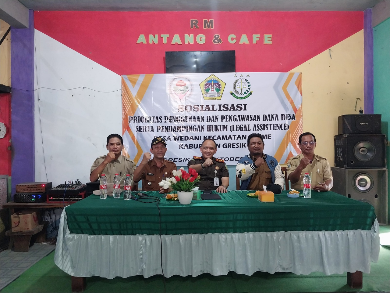 Kajari Gresik Nana Riana didampingi Camat Cerme Umar Hasyim dan Kades Wedani Cerme Hadi Sanjaya di acara sosialisasi dan penyuluhan hukum yang digelar AKD se-Kecamatan Cerme. SP/M Aidid