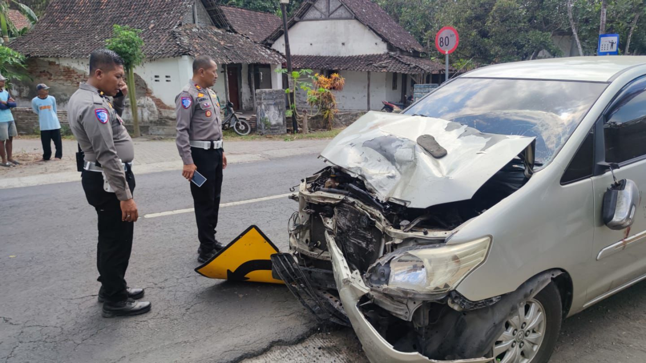 Tampak kondisi kendaraan alami ringsek pada bagian depan. SP/Lestariono