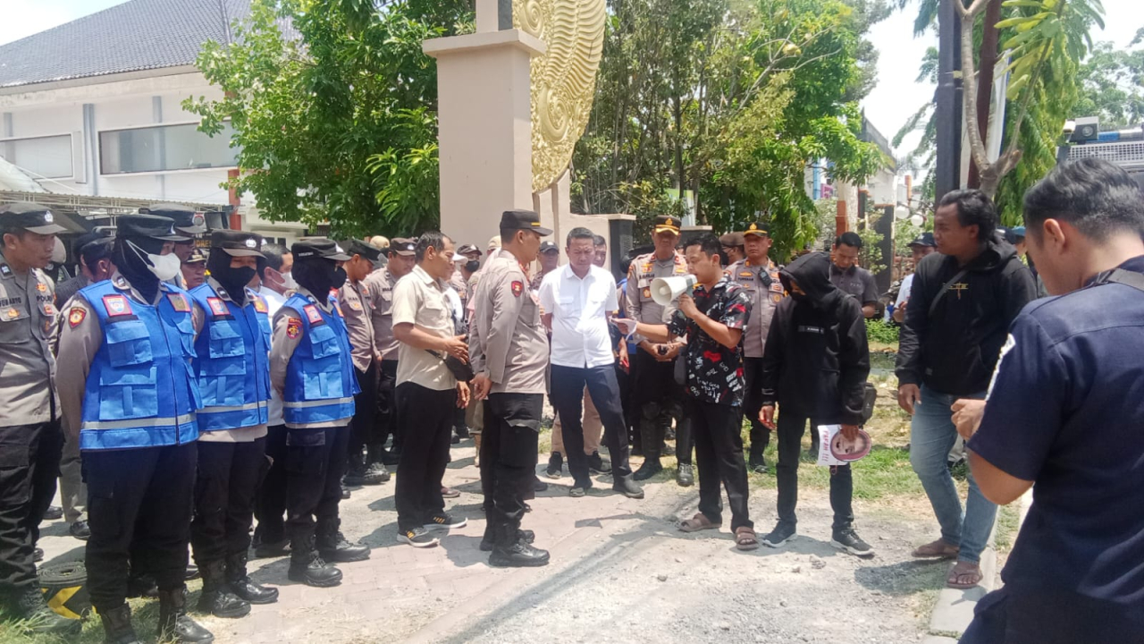 Puluhan aktivis Aliansi Pemuda Melawan (APM) saat demo di depan kantor Dinas Sosial Kabupaten Lamongan. SP/MUHAJIRIN 