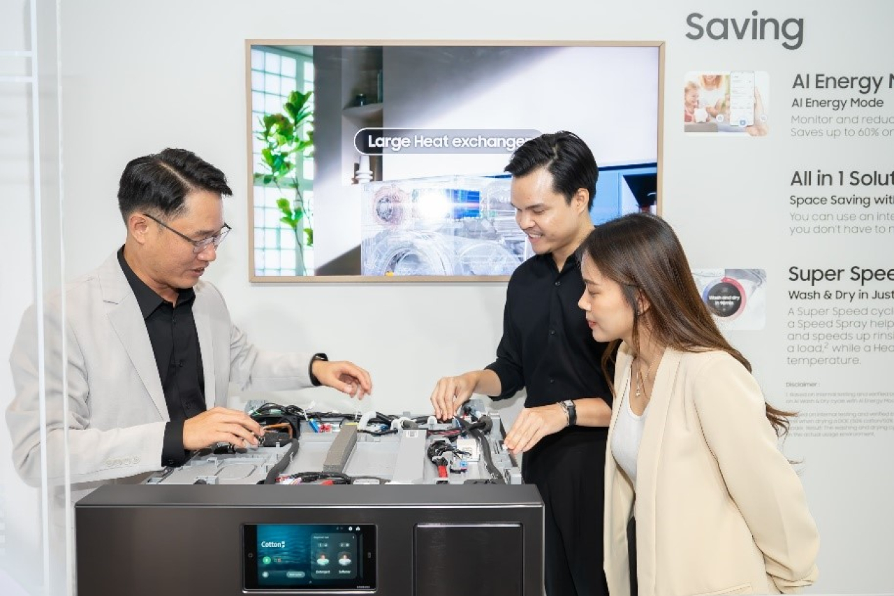 Jongwon Park (kiri), Head of Washing Machine Module Lab, Samsung Electronics, menjelaskan Heatpump Drying Technology dalam Bespoke AI Laundry Combo™ yang menghadirkan kinerja pengeringan yang kuat.