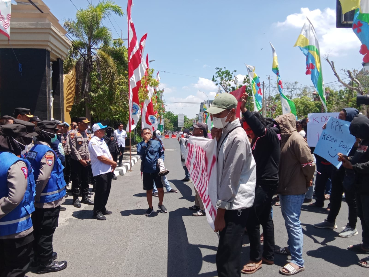 Puluhan massa saat demo di depan kantor bupati Lamongan beberapa waktu yang lalu, mereka menanyakan masih banyaknya jalan rusak yang tak kunjung mendapatkan penanganan. Sementara dana perimbangan dari pemerintah pusat setiap tahun didapat. SP/Muhajirin