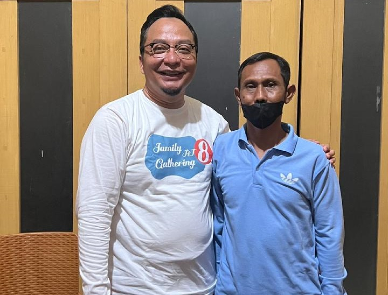 Cawabup Gresik dr Asluchul Alif bersama Imam, warga Kelurahan Lumpur Gresik. SP/M Aidid