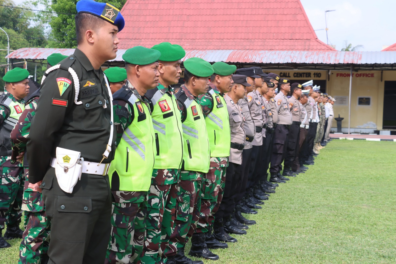 Apel pasukan di halaman Mapolres Blitar dipimpin langsung Kapolres Blitar AKBP Wiwit Adisatria. SP/Lestariono