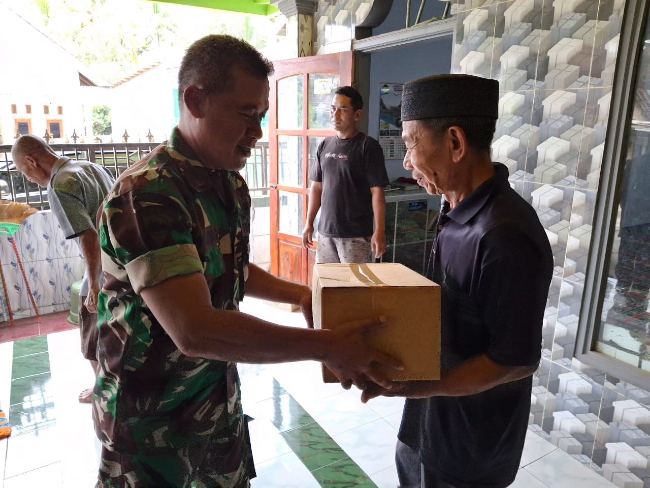 Kapten Inf Heri Susila serahkan bantuan secara simbolis pada masyarakat. SP/Lestariono