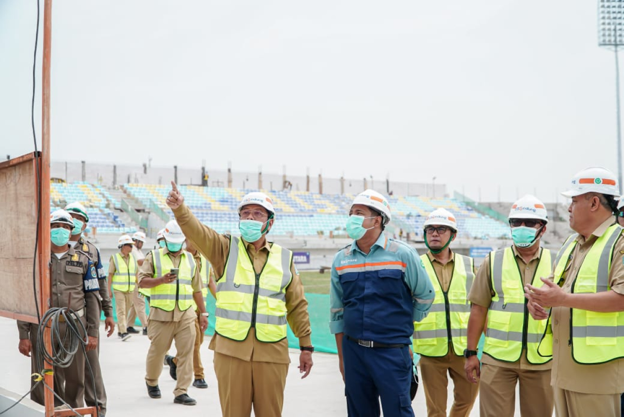 Plt Bupati Lamongan Abdul Rouf saat melihat dari dekat progres pembangunan Stadion Surajaya. SP/IST